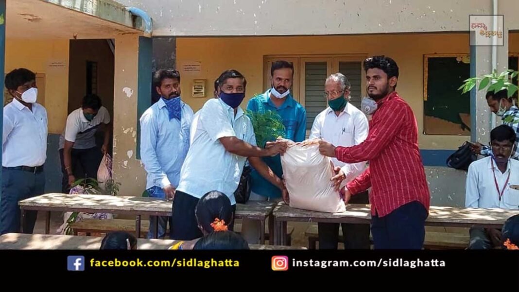 Nadipinayakanahalli Kapilamma PU College Old School Students Association Jenugoodu Covid Aid Relief for Teachers