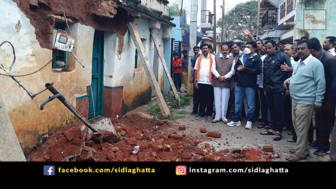 Sidlaghatta Rain House Damage Dr K Sudhakar Health Minister Inspection