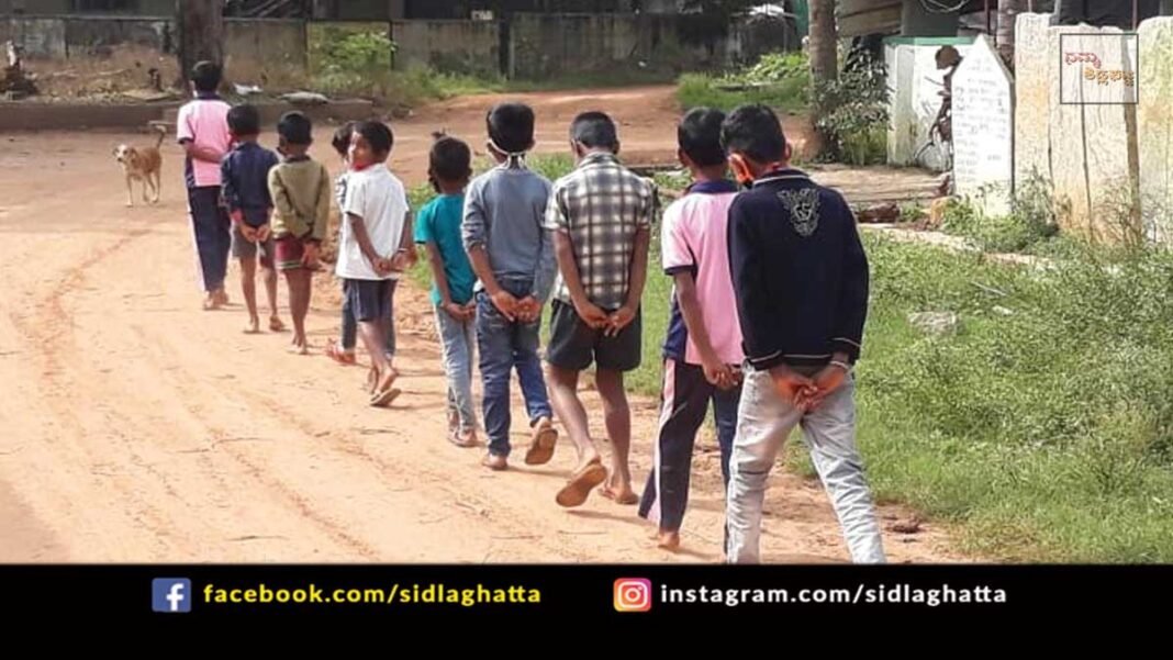 Sidlaghatta taluk Devaramalluru Government School children face Toilet Issues