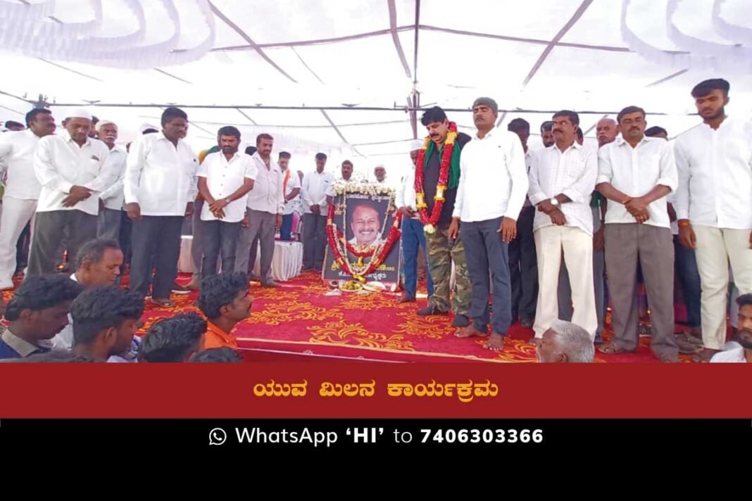 Puttu Anjinappa speaking to a crowd of people