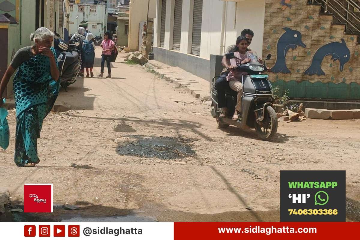 Sidlaghatta sewage overflow near school students walk past stench